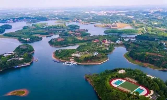 注意:龙泉湖暂不对外开放,只能在周边看风景 百工堰大棚桃花景区