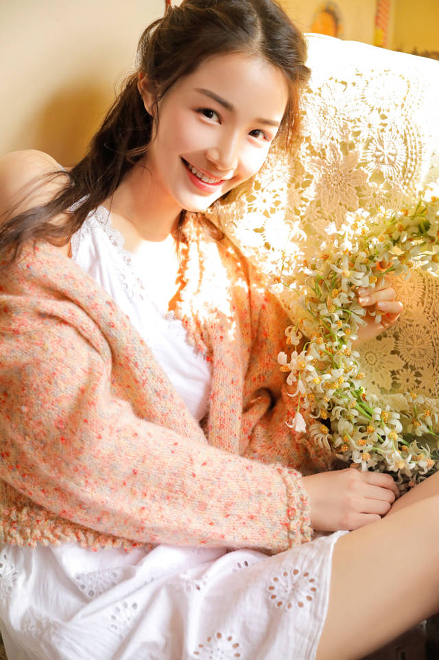 张南邻家女孩儿 近日,演员张南曝光了一组春日写真,她一身白色连衣裙