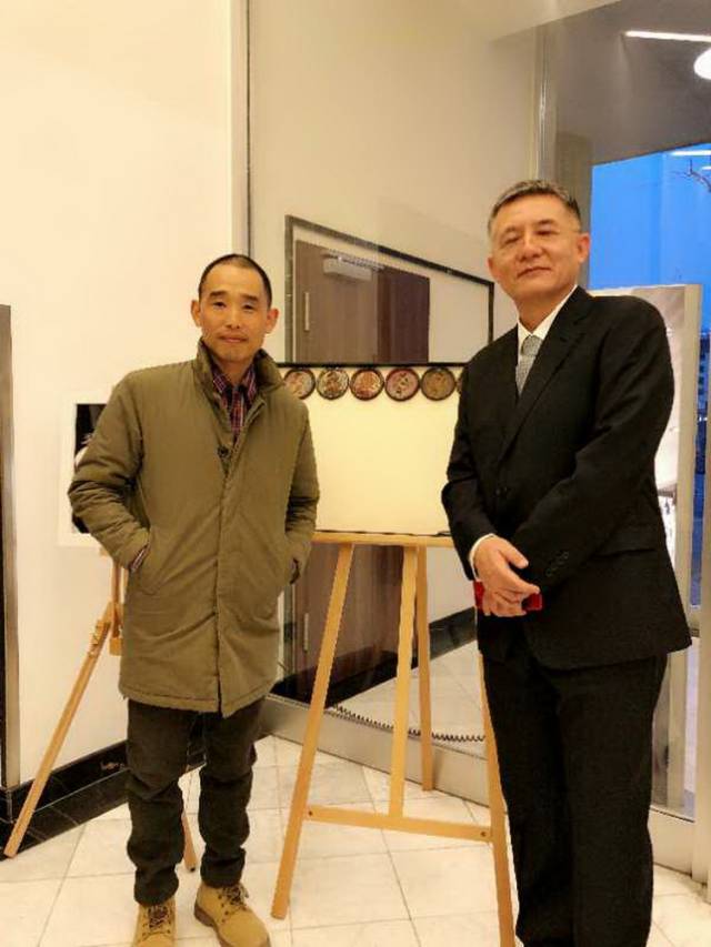画家余德民与本届电影节评委会主席,王小列导演合影