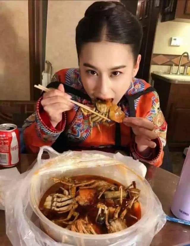 女明星吃东西细节,热巴斯文,赵丽颖吃相最可爱.
