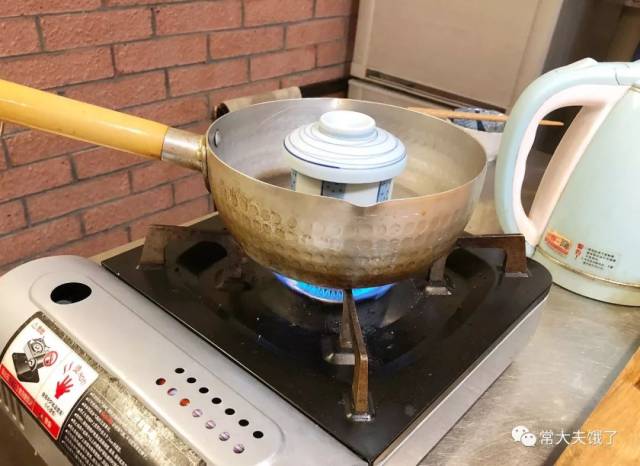 前菜也是当场制作,先对蛋液进行调味,放入小盅进行蒸制,看着瓦斯炉的