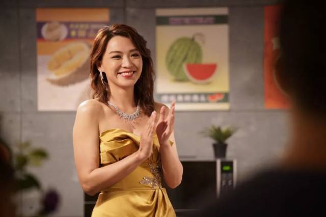 虽然故事发生在果栏,但是一众女星却更引人注意 岑丽香,冯盈盈,江嘉敏