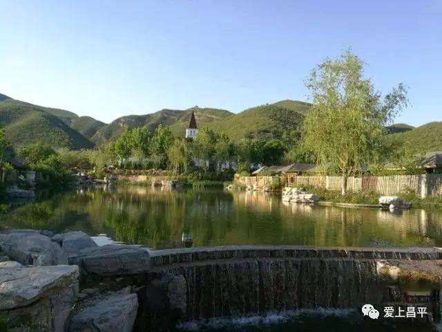 静之湖森林公园位于昌平区兴寿镇桃峪口市级度假区内,前临桃峪口水库