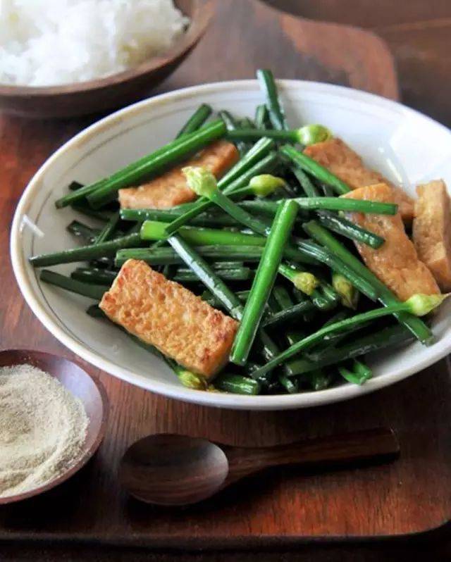 教你怎么用一捆韭菜,做出一桌子的菜!