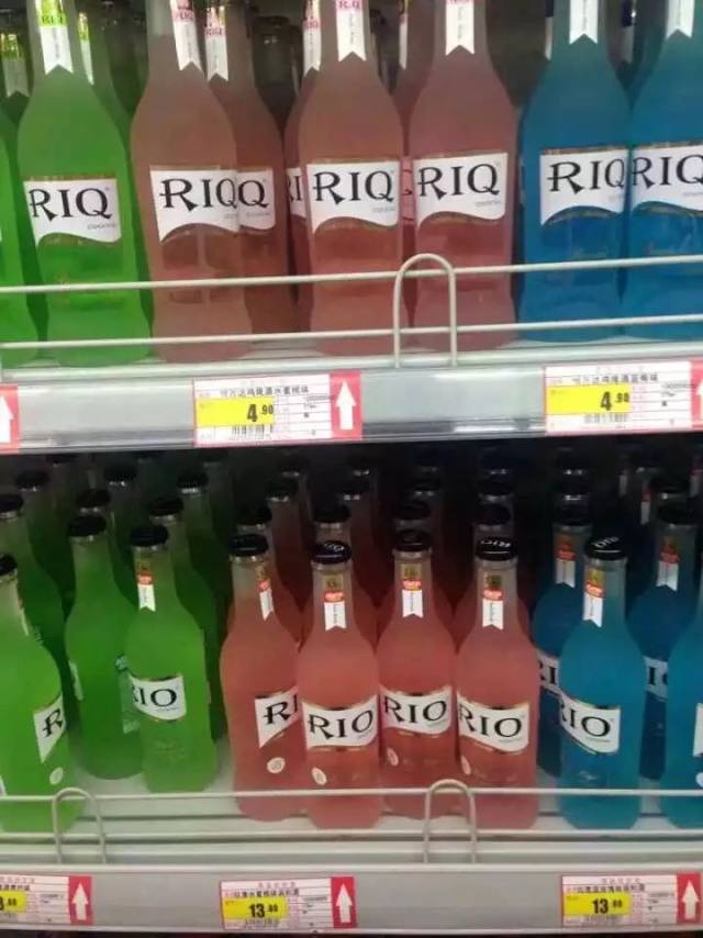 网友称,有一次去超市买鸡尾酒 发现上面riq, 下面rio.