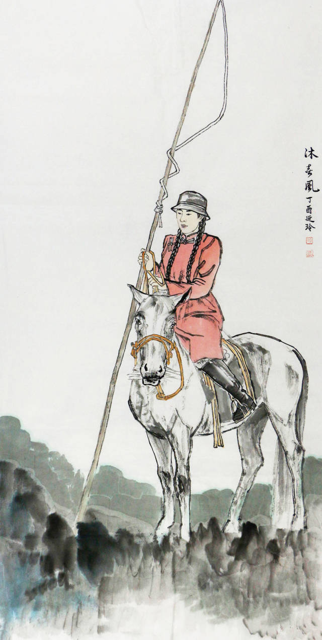 身骑白马,一身红衣,眉宇英气,手握套马杆,静静凝望着远方,泛青的草地