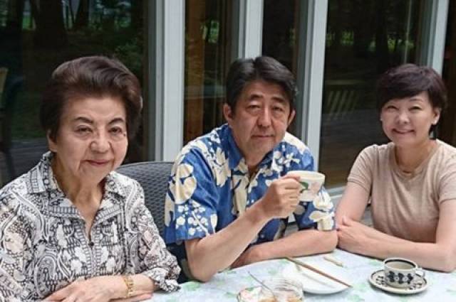 资料图:安倍洋子(左),安倍晋三(中),安倍昭惠(右)