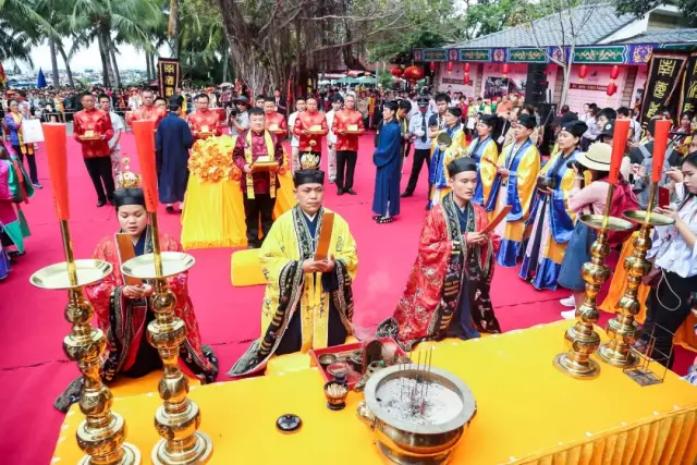 开幕式之后,身着道袍的道士将引领逾百米祭祀队伍依次进行迎鸾接驾,恭