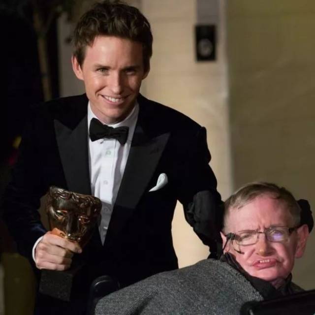 theory of everything)中,埃迪·雷德梅尼(eddie redmayne)扮演霍金