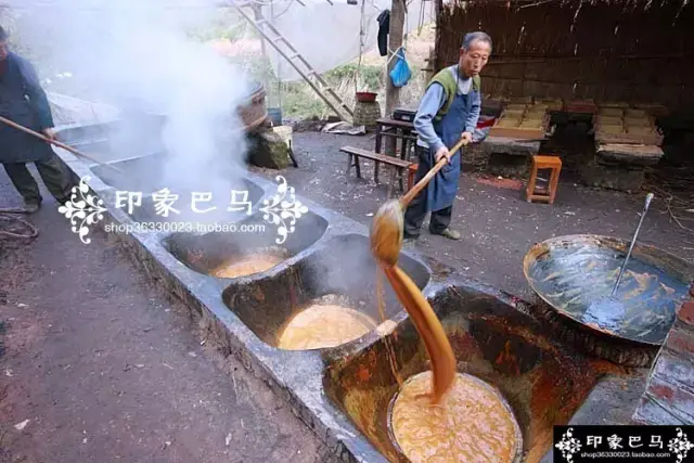 用连环锅熬甘蔗汁,糖汁从一锅舀到下一锅,火力依次减小