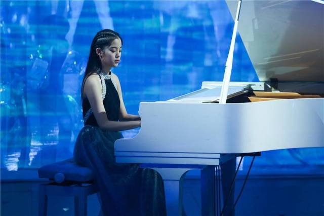 欧阳娜娜先是钢琴演奏《青城山下白素贞,随后为凤凰传奇《千年等一