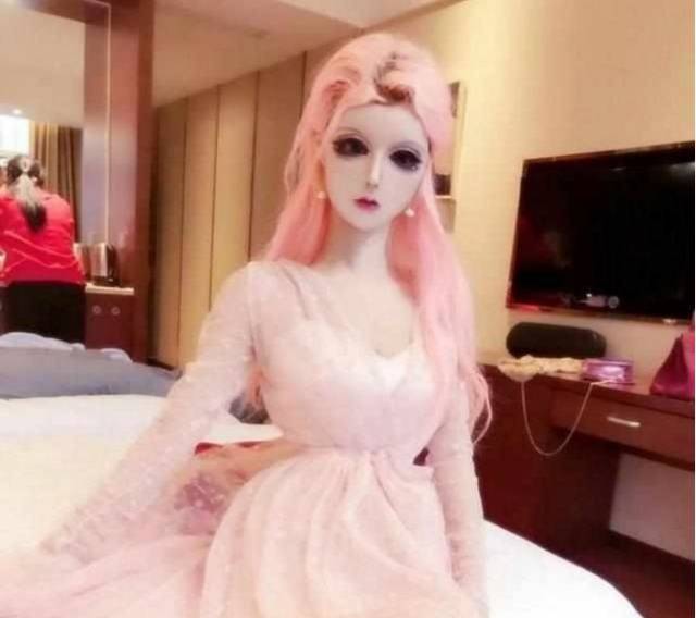 中外混血女孩整容成芭比，竟因看不起自己的亚洲脸
