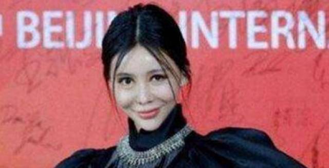 中外混血女孩整容成芭比，竟因看不起自己的亚洲脸