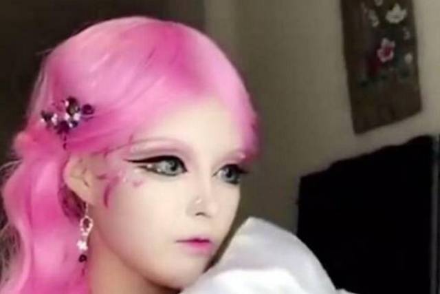 中外混血女孩整容成芭比，竟因看不起自己的亚洲脸