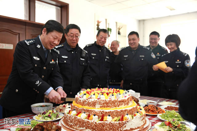 六十岁老交警退休前一天 最后一次穿上警服