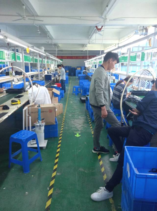 图为深圳龙华区某电子厂车间,这家工厂的规模不大,车间里主要是生产