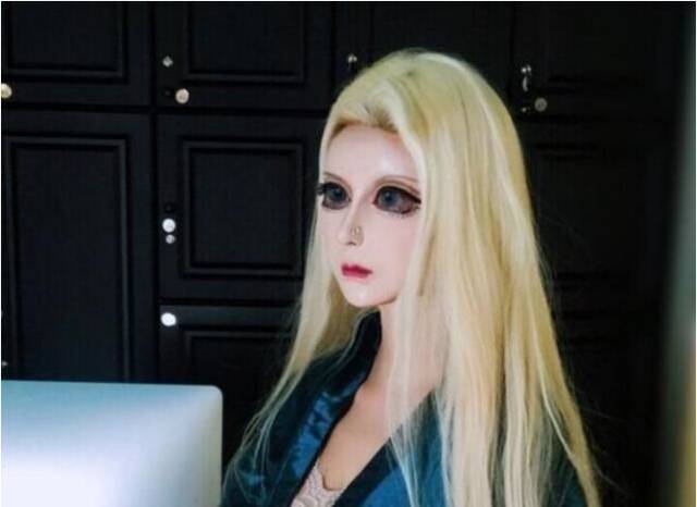 中外混血女孩整容成芭比，竟因看不起自己的亚洲脸
