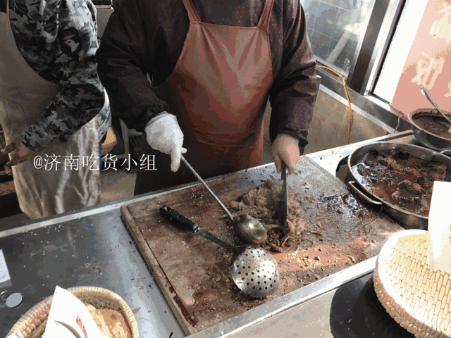 明档厨房,师傅手法很娴熟,哪样过程都是看得见,很多饭店都采用这样