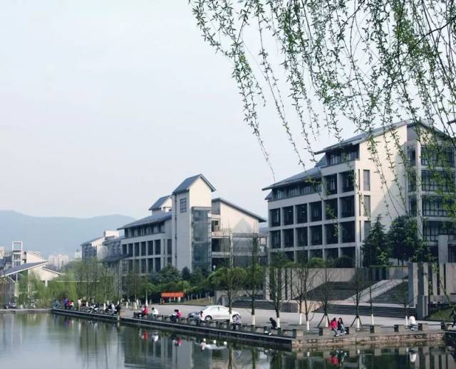 重庆工商大学拥有南岸校区(含兰花湖片区),江北校区,占地总面积2733.