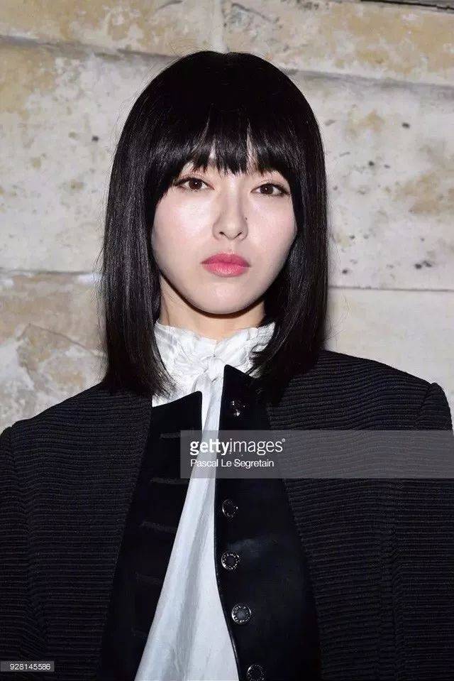 唐嫣前几天的齐刘海黑发造型被吐槽了好久,黑发显得她有些阴沉可怕.