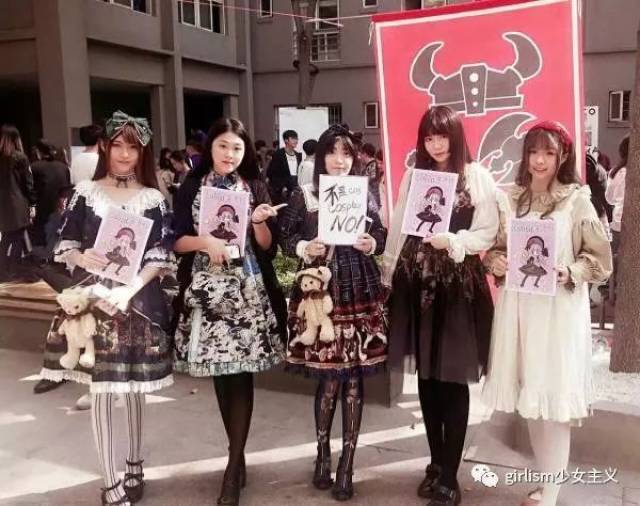 没有lolita社却趁着新学期的社团纳新到处"纳新"的我们,紫萱还特意画