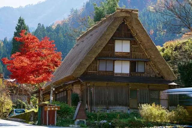 合掌屋内部通常分成2-5层,一楼居住,当中设置火炉,热气传到二楼,人们