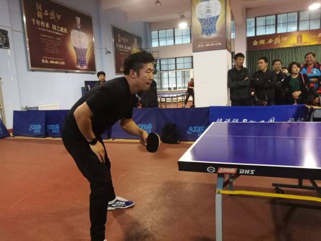 西安市第六届乒乓球俱乐部巡回赛激战正酣,航