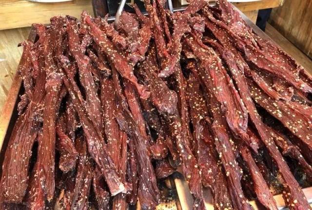 尝一口才知道,阆中牛肉真是名不虚传!入口耐嚼,唇齿生香!