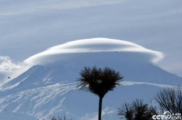 土耳其最高峰上空现奇异荚状云 山峰犹如戴帽子