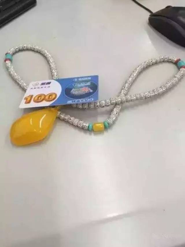 写着某珠宝品牌网络旗舰店隆重上线