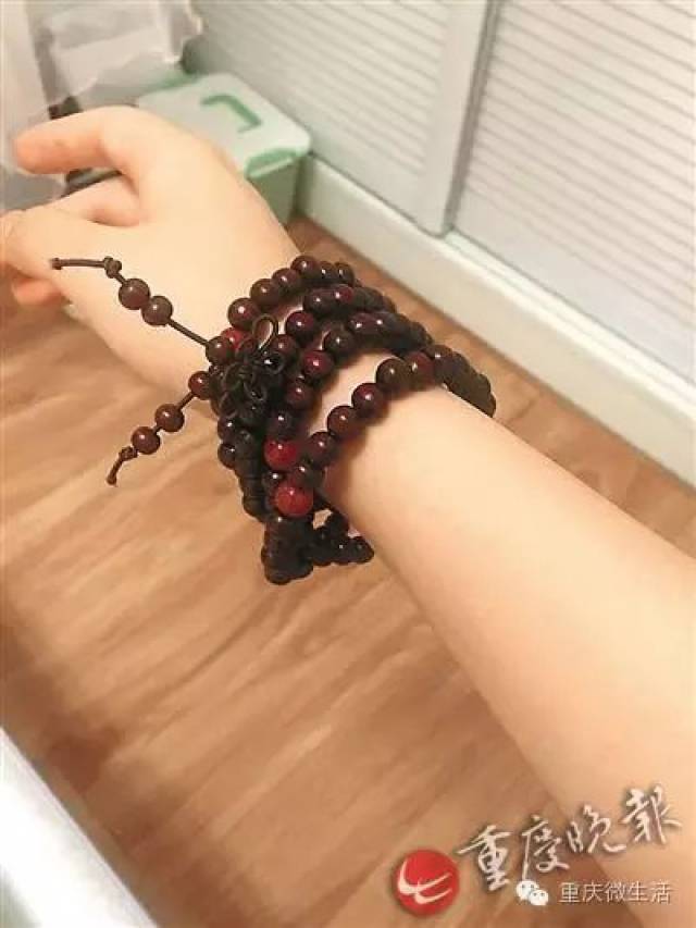 写着某珠宝品牌网络旗舰店隆重上线