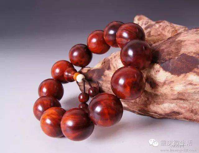 写着某珠宝品牌网络旗舰店隆重上线