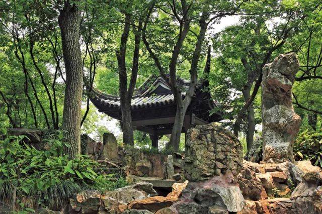 元代,一度为佛寺,后日渐荒芜 清朝康熙年间 江苏巡抚宋荦亲访沧浪亭