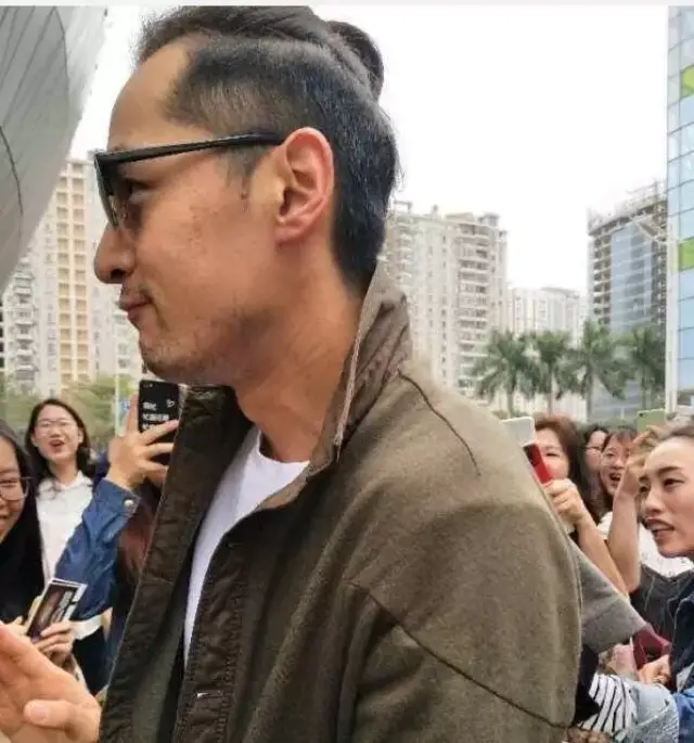胡歌发际线后移变成心形,化身邋遢大叔,曾经的