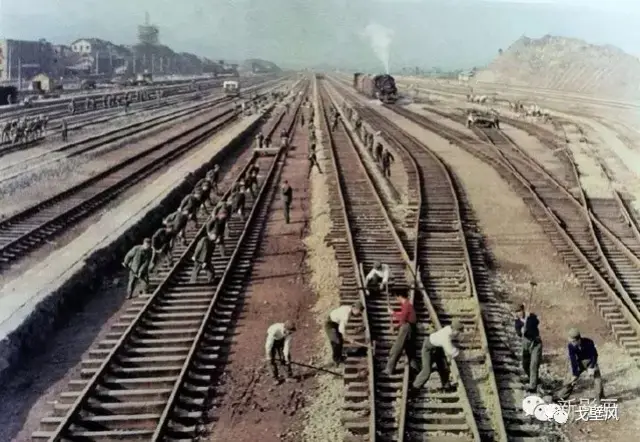 老照片!40年前青藏铁路是怎样修到格尔木的?