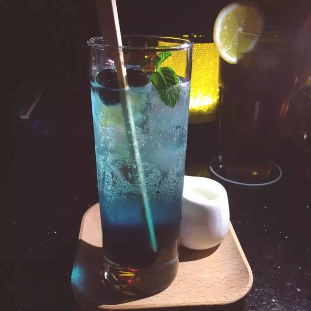 女生第一次去酒吧,如何假装自己是老司机?