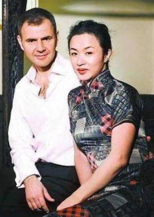作为国内首屈一指的变性人,金星当时尴尬至极.