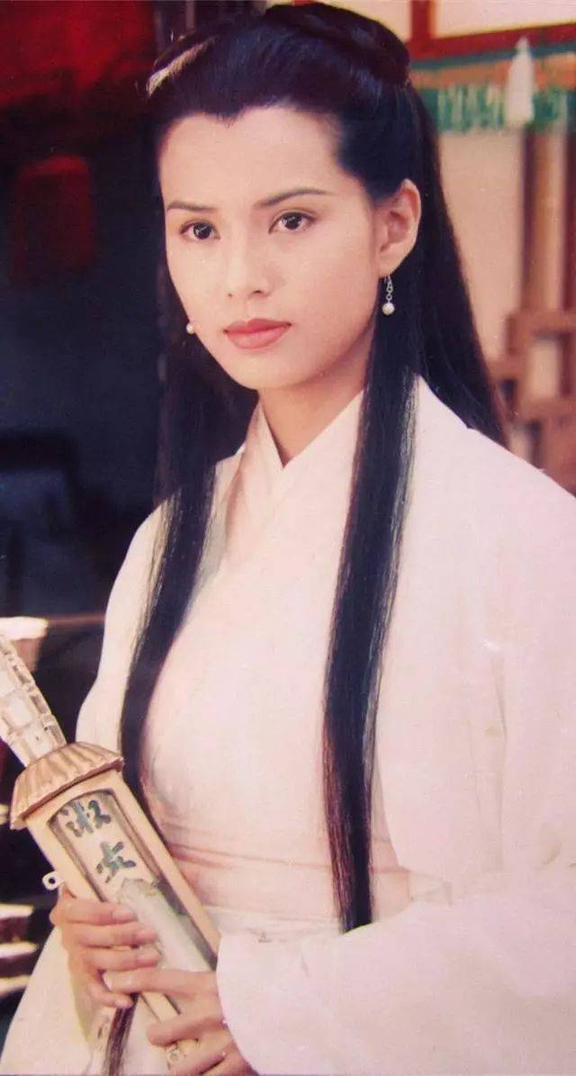李若彤从来没有公开过自己的出生日期,但是再次扮演小龙女也隔了20年