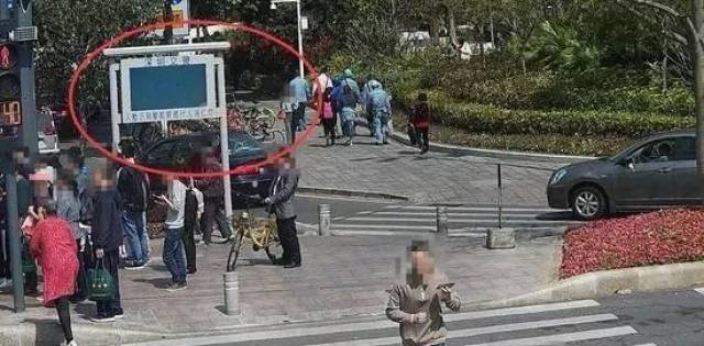 行人闯红灯,姓名照片身份证号当场曝光!这算侵犯隐私吗?交警回应…-晋城物流