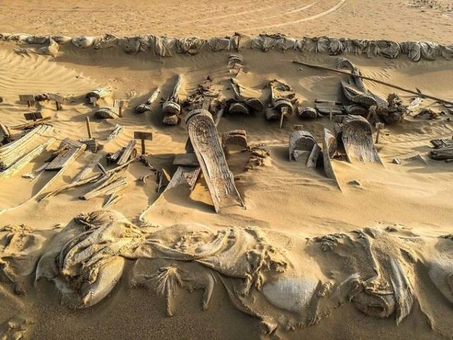 贝格曼在新疆塔里木盆地罗布泊发现了一个"有一千口棺材"的古墓葬