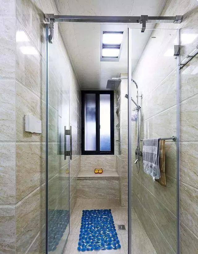 卫生间装了玻璃淋浴房,做了干湿分离,淋浴房内还设计了一个可坐着洗澡