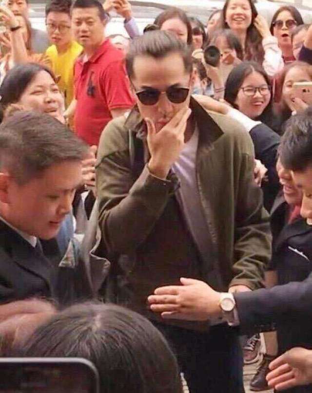 心疼! 胡歌发际线后移变大叔, 除了他发际线感