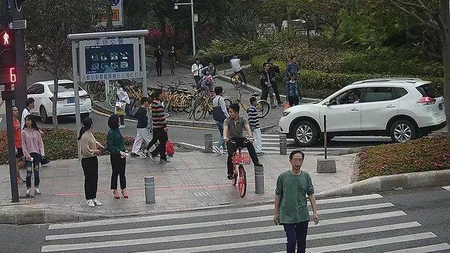 行人闯红灯,姓名照片身份证号当场曝光!这算侵犯隐私吗?交警回应…-晋城物流