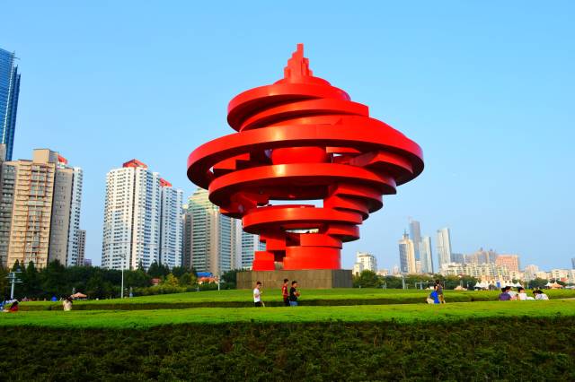 二:五四广场 标志性雕塑"五月的风",以螺旋上升的风,造型是火红色