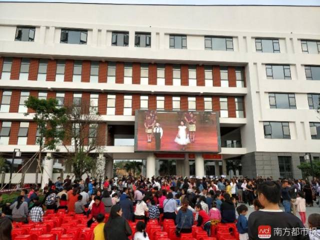 东莞这镇最牛学校招生现场好壮观!每年费用5万