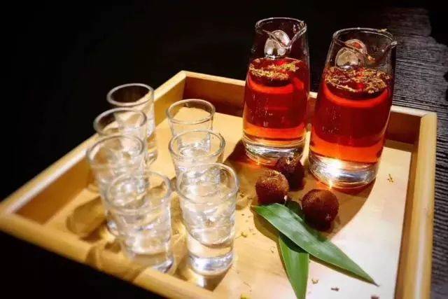 陈年糯米酒,杨梅酒,进口红酒,啤酒,三五好友围炉共话,小酌怡情,豪饮