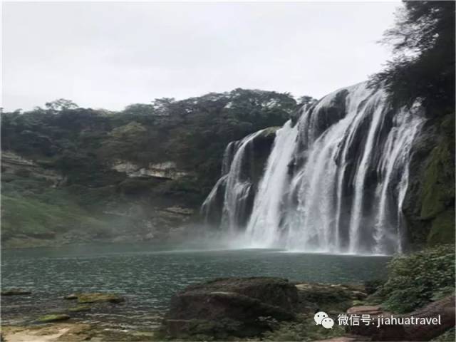 龙宫景区集溶洞,峡谷,瀑布,峰林,绝壁,溪河,石林,漏斗,暗河等多种