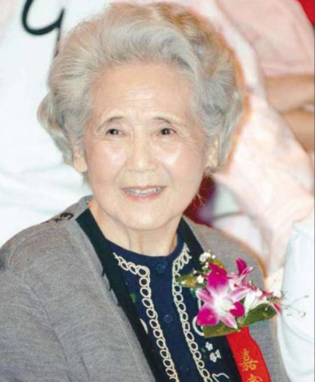 鲁园,年纪最大的飞天女主"奶奶专业户,如今90岁却愈加优雅