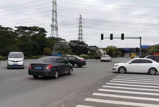 那么 红绿灯坏了小车