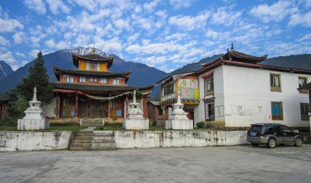 藏族,独龙族群众齐集丙中洛,一路由怒族青年甲旺次匹(普化寺小喇嘛)